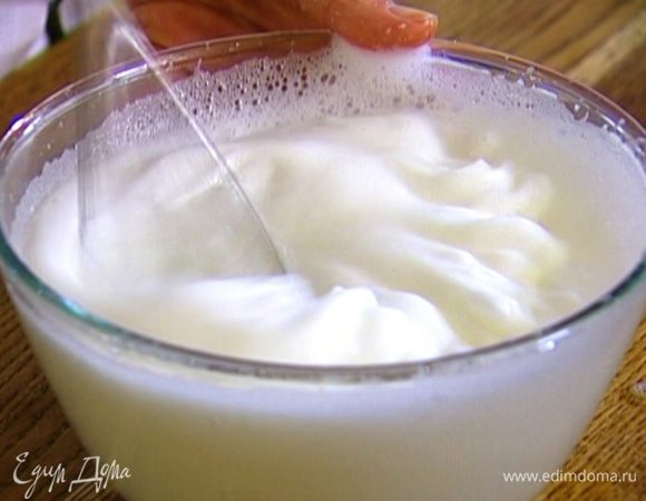 Отделить желтки предварительно охлажденных яиц от белков. 