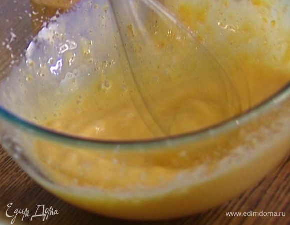 К желткам добавить оставшийся сахар, сметану и взбить миксером, так чтобы масса увеличилась в объеме.