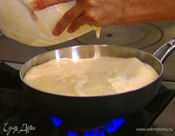 Вылить яичную смесь на сковороду с яблоками, слегка перемешать, закрыть крышкой и готовить 5–7 минут.