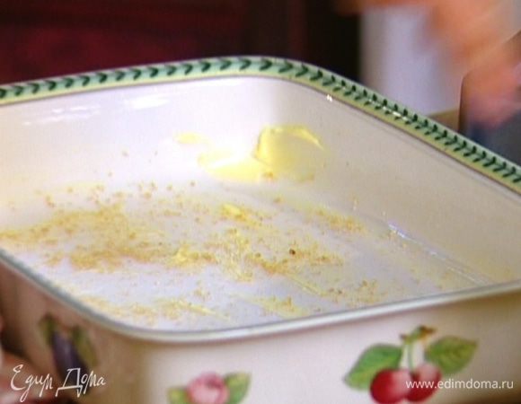 Керамическую жаропрочную форму смазать сливочным маслом, присыпать сахаром.