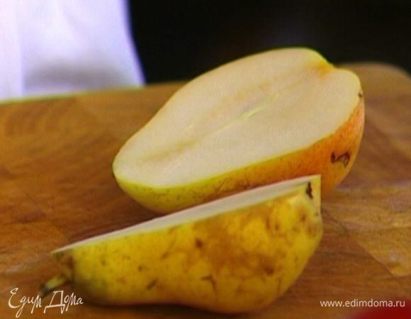 Груши разрезать пополам, удалить сердцевину, чтобы получились выемки, и начинить творогом.
