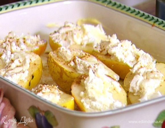 Выложить груши в форму, сверху слегка полить каждую грушу медом и посыпать корицей.