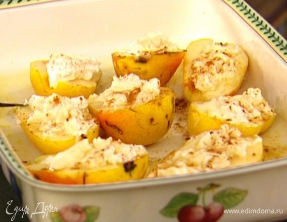 Запекать груши в разогретой духовке 15 минут.