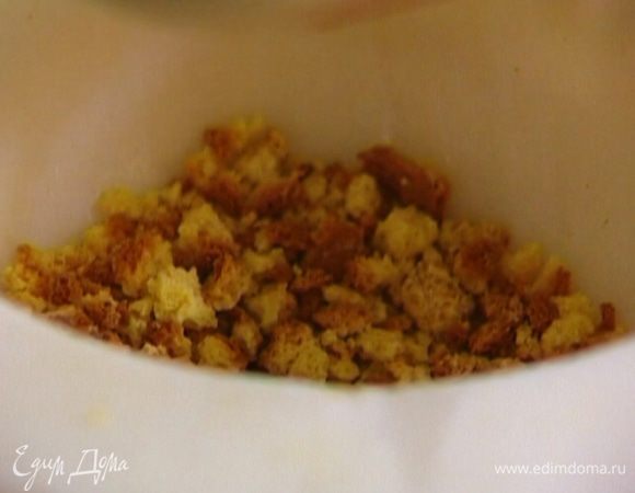 Печенье измельчить в крупную крошку.
