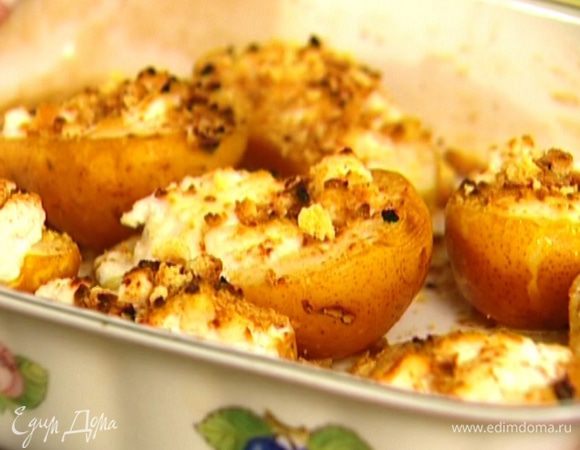 Вынуть груши из духовки, присыпать печеньем и отправить форму под гриль на 5 минут.