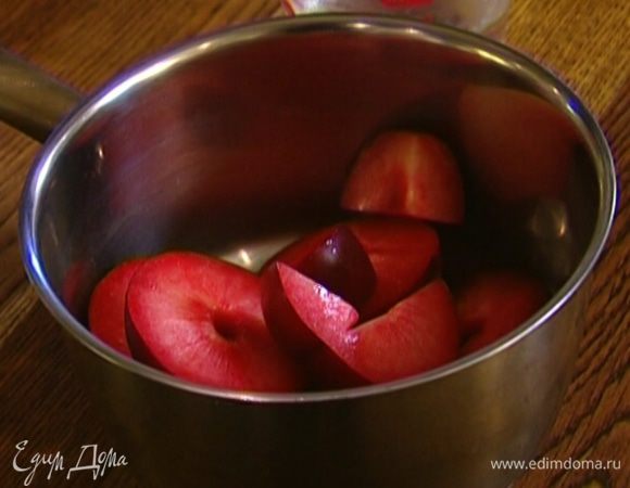 Сливы, удалив косточки, выложить в кастрюлю.