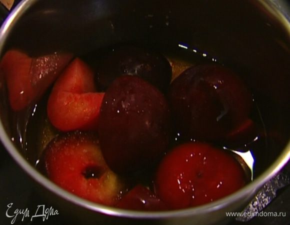 Добавить сахар, влить 1 стакан воды, поставить на огонь и варить до мягкости.