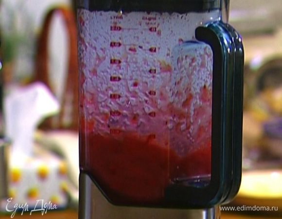Сироп слить, сливы взбить в блендере в пюре. 