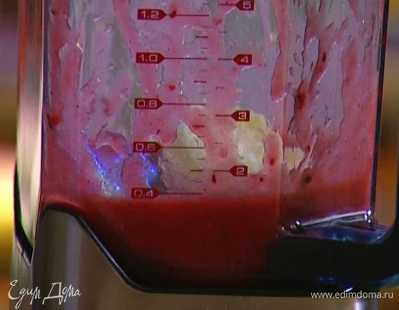 Добавить в блендер шарик мороженого и еще немного взбить.