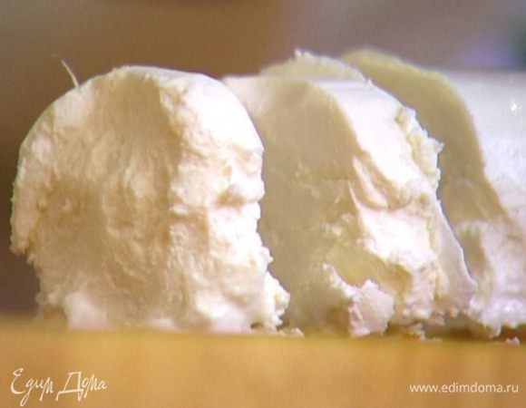 Козий сыр нарезать небольшими кусочками.