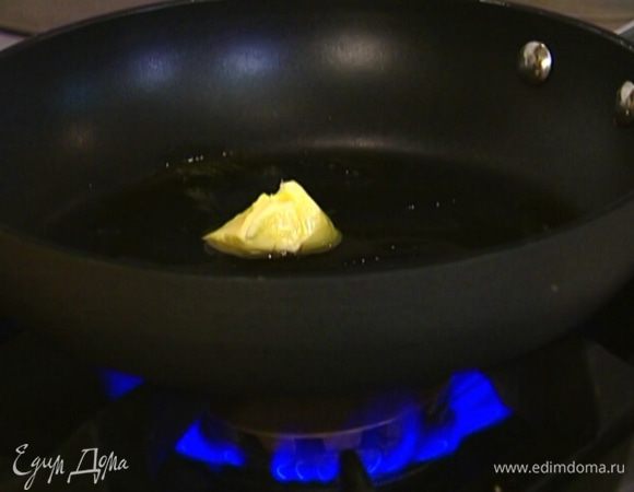 Разогреть в сковороде 1 ст. ложку оливкового и сливочное масло.