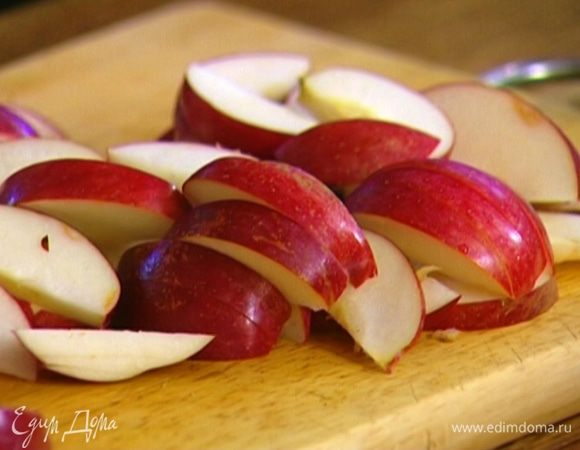 Яблоки, удалив сердцевину, нарезать дольками.