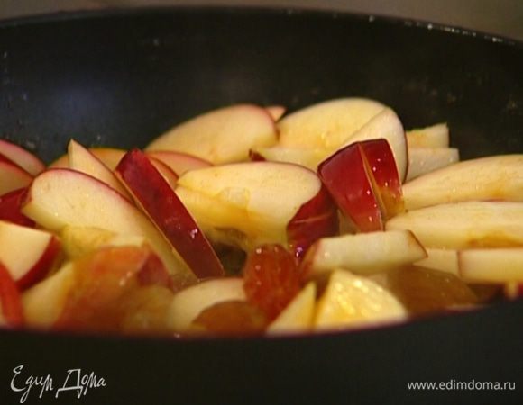 Разогреть в сковороде сливочное масло, высыпать сахар, дать ему слегка раствориться.
