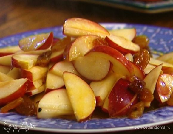 Добавить в сковороду яблоки, посыпать их корицей. Перемешать, всыпать изюм, влить 2 ст. ложки апельсинового сока и прогревать несколько минут на небольшом огне, пока яблоки не станут мягкими, затем слегка остудить.