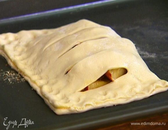 Соединить и защипнуть края, смазать взбитым яйцом и отправить в разогретую духовку на 20 минут.