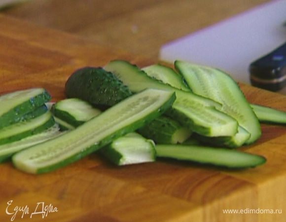 Огурцы нарезать вдоль тонкими полосками.