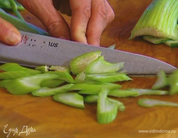 Сельдерей нарезать небольшими кусочками.