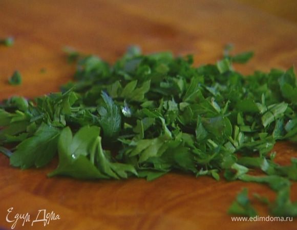Петрушку измельчить.