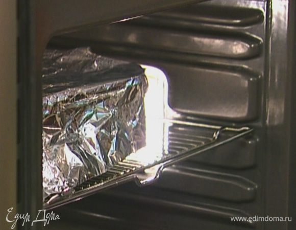 Покрыть форму фольгой и отправить в духовку на 10 минут.