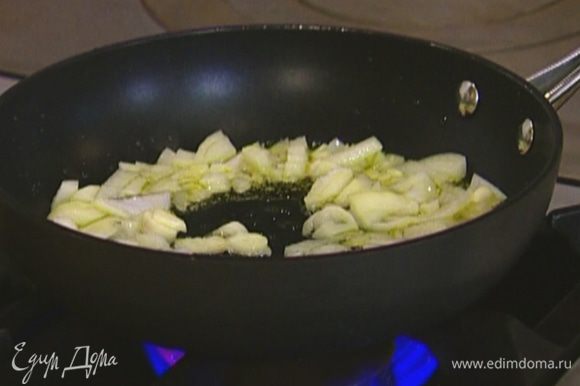 Разогреть в сковороде оливковое масло и обжарить лук и чеснок до золотистого цвета.