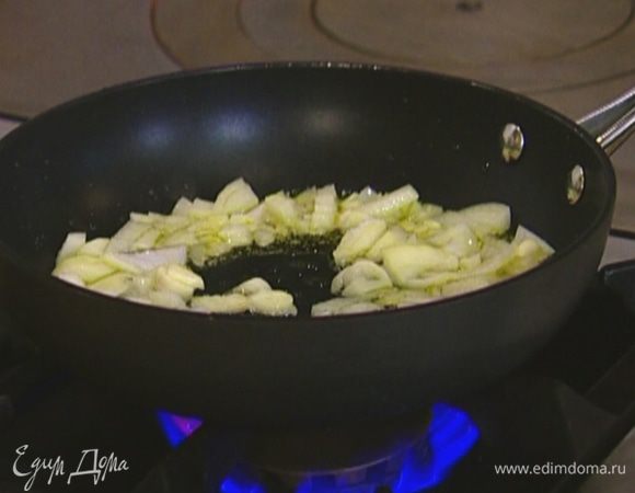 Разогреть в сковороде оливковое масло и обжарить лук и чеснок до золотистого цвета. 