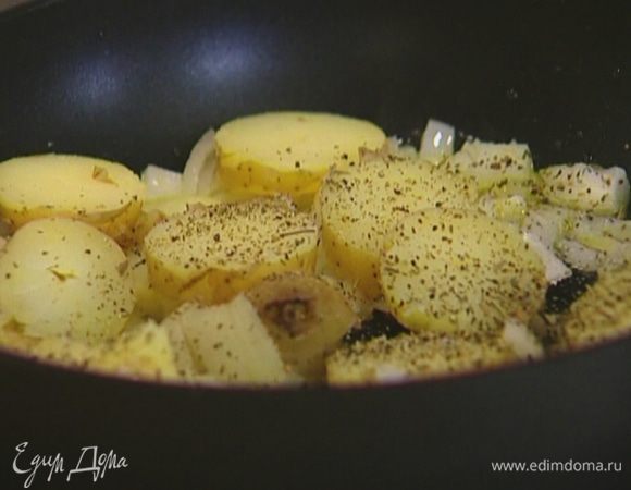 Добавить картофель, посыпать прованскими травами, слегка посолить, поперчить и немного прогреть. 