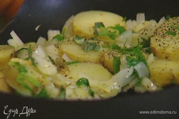Листья кинзы и шалфея измельчить, добавить к картофелю, перемешать, затем поставить сковороду на пару минут под гриль.