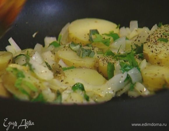 Листья кинзы и шалфея измельчить, добавить к картофелю, перемешать, затем поставить сковороду на пару минут под гриль.