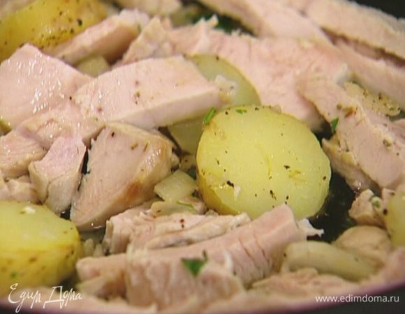 Отваренное филе индейки порезать брусками, выложить к картофелю, влить бульон и отправить сковороду под гриль еще на 2–3 минуты.