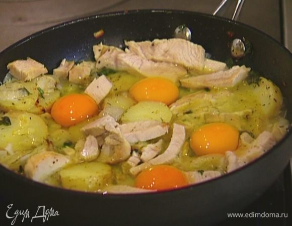 Вернуть сковороду на огонь, разбить в нее яйца, посолить, поперчить, добавить листья тимьяна. 