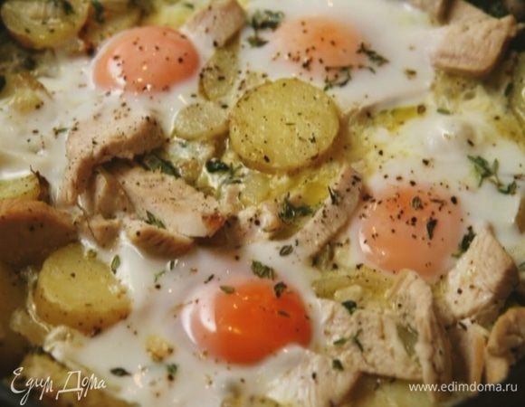 Как только яйца схватятся, еще раз отправить сковороду под гриль на 2–3 минуты.