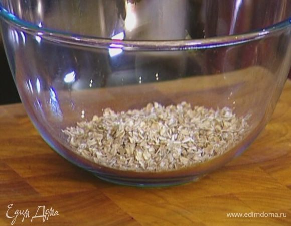 Хлопья залить небольшим количеством кипятка, перемешать.