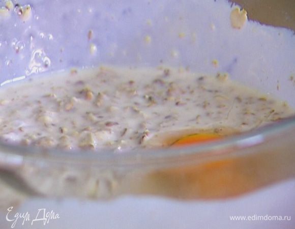 Влить кефир, добавить миндаль, яйца, предварительно размягченное сливочное масло, перемешать и отставить в сторону.