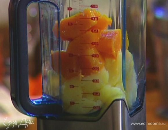 Картофель и тыкву почистить и отварить до готовности, затем нарезать кусочками и взбить в блендере в однородную массу.