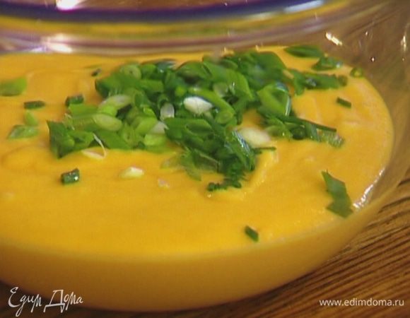 Зеленый лук мелко нарезать, добавить к картофельно-тыквенной массе, посолить, поперчить, добавить мускатный орех, перемешать.