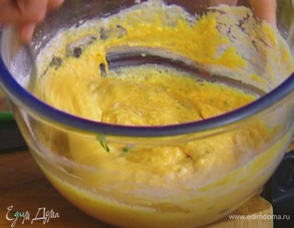 Небольшими порциями ввести муку, постоянно помешивая, - тесто должно получиться не слишком густым.