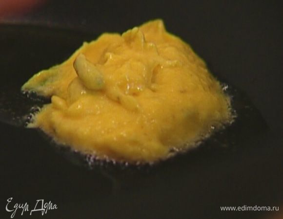 Разогреть в сковороде оливковое масло и пожарить оладьи.