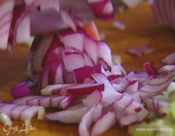 Лук почистить и мелко порубить. 