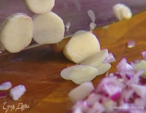 Чеснок почистить и нарезать тонкими пластинками.