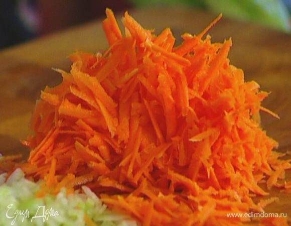 Морковь почистить и натереть на терке. 