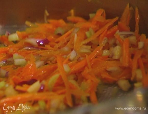 В глубокой сковороде разогреть сливочное масло и 1 ст. ложку оливкового масла, выложить морковь, сельдерей, лук и чеснок, перемешать и довести до прозрачности. 