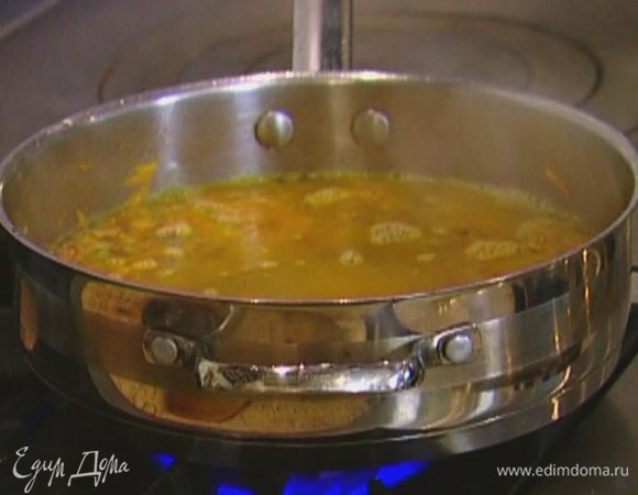 Всыпать сухую гречку, перемешать, слегка посолить и поперчить, влить вино, затем горячий овощной бульон, так чтобы гречка была покрыта, и прогревать на небольшом огне 10–12 минут.