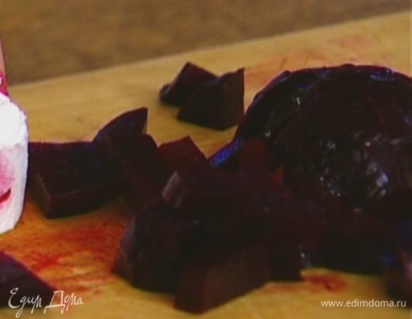 Свеклу предварительно отварить, затем почистить и нарезать небольшими кубиками. 