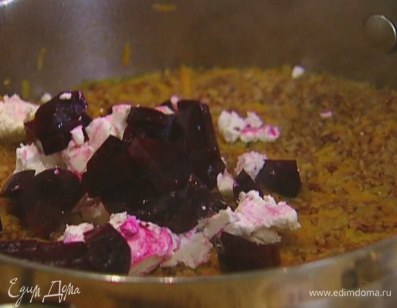 Козий сыр немного размять, соединить со свеклой и выложить к гречке.