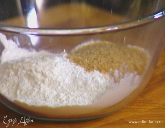 Муку соединить с сахаром и солью.