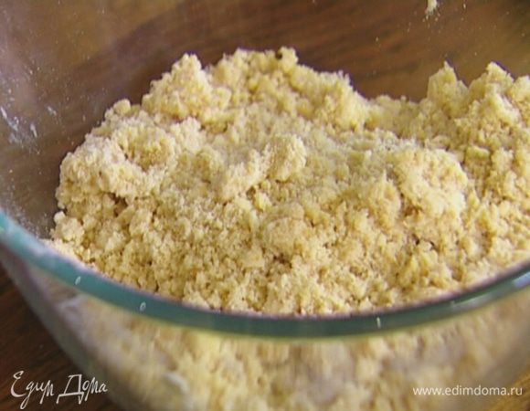Предварительно охлажденное сливочное масло порубить, добавить к муке и руками растереть массу в крошку.