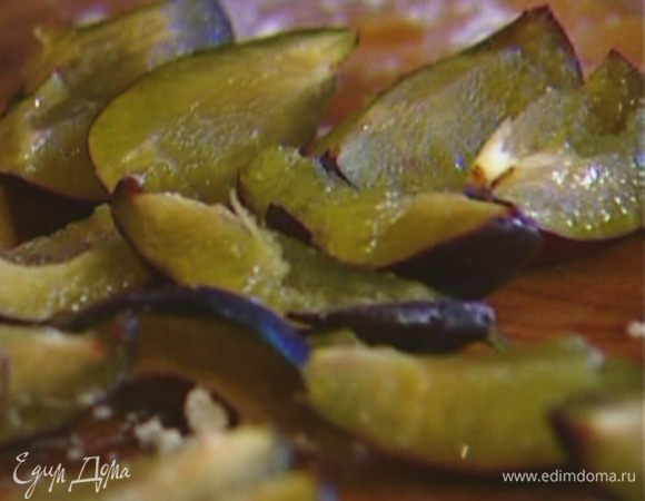 Сливы разрезать на 4 части и удалить косточки.