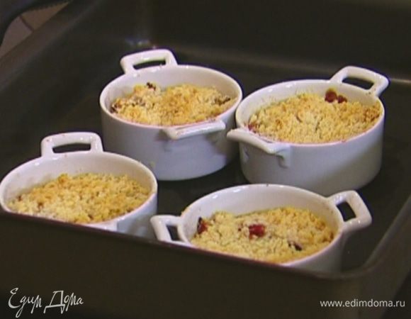 Небольшие формочки (или одну большую форму для выпечки) смазать растительным маслом, уложить сливы, присыпать мучной крошкой и поставить в разогретую духовку на 15–20 минут.