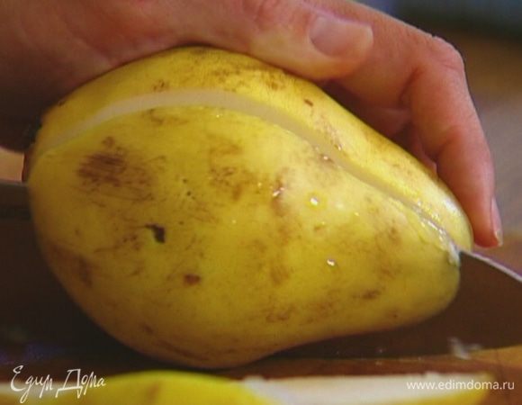 Груши разрезать, удалить сердцевину с семечками.