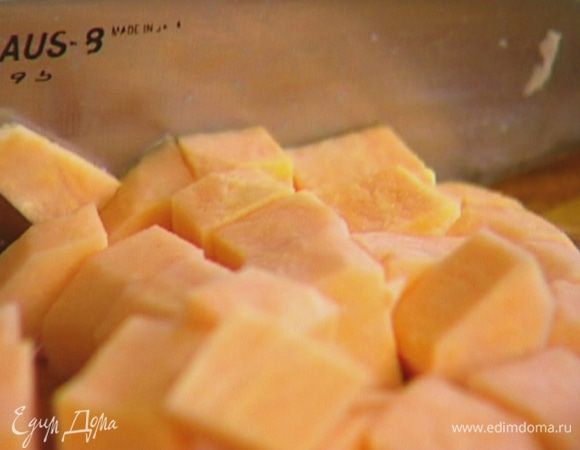 Картофель почистить и нарезать маленькими кубиками.